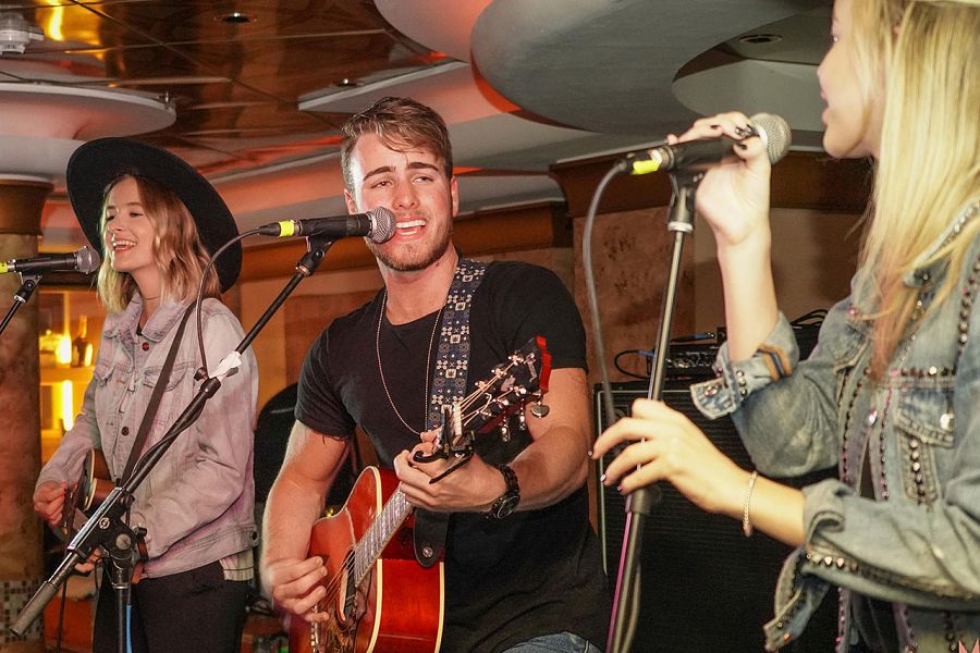 Magnum's in Bar City