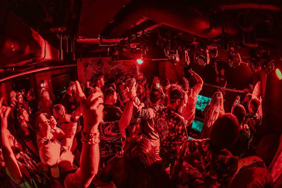 raveCAVE