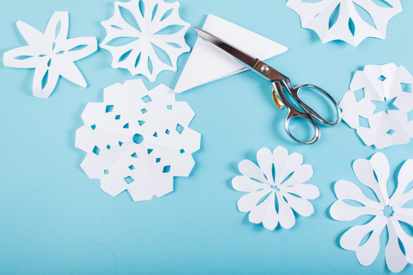 Holi-DIY: Paper Snowflake Station