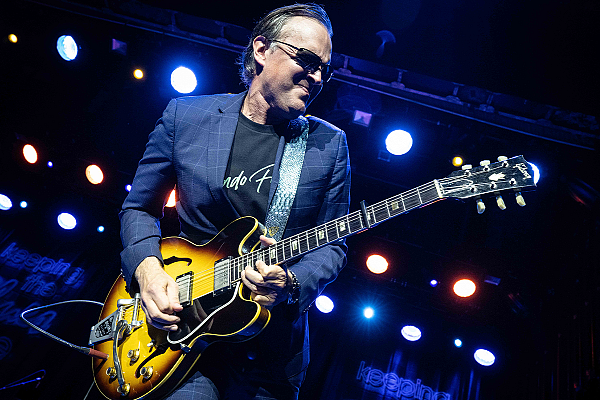 2 Extraordinary Joe Bonamassa Performances