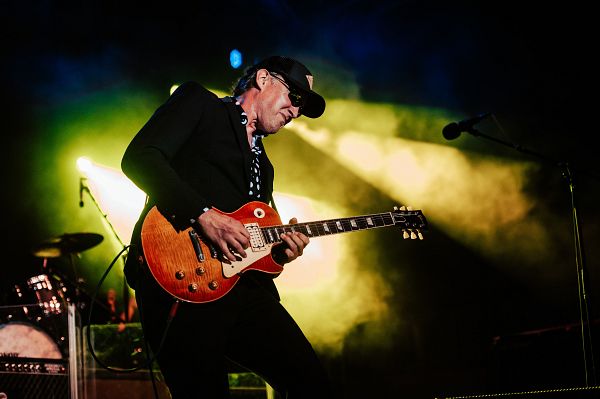 EXTRAORDINARY JOE BONAMASSA PERFORMANCES
