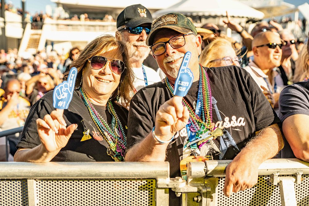 EXPERIENCE COMMUNITY WITH YOUR FELLOW CRUISERS