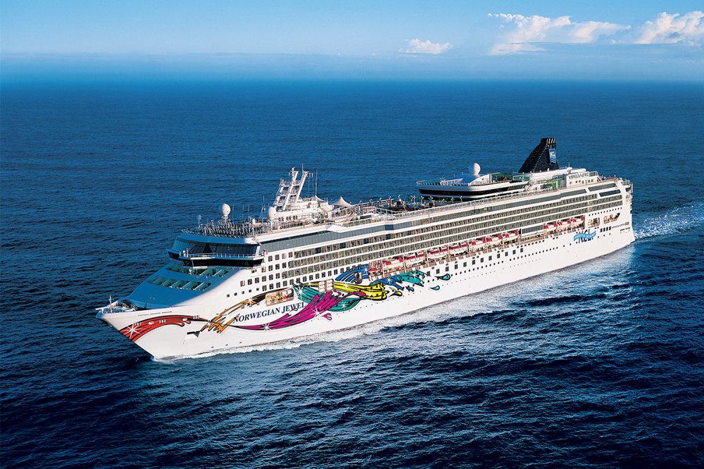 Norwegian Jewel Awaits