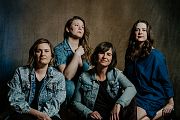 Della Mae